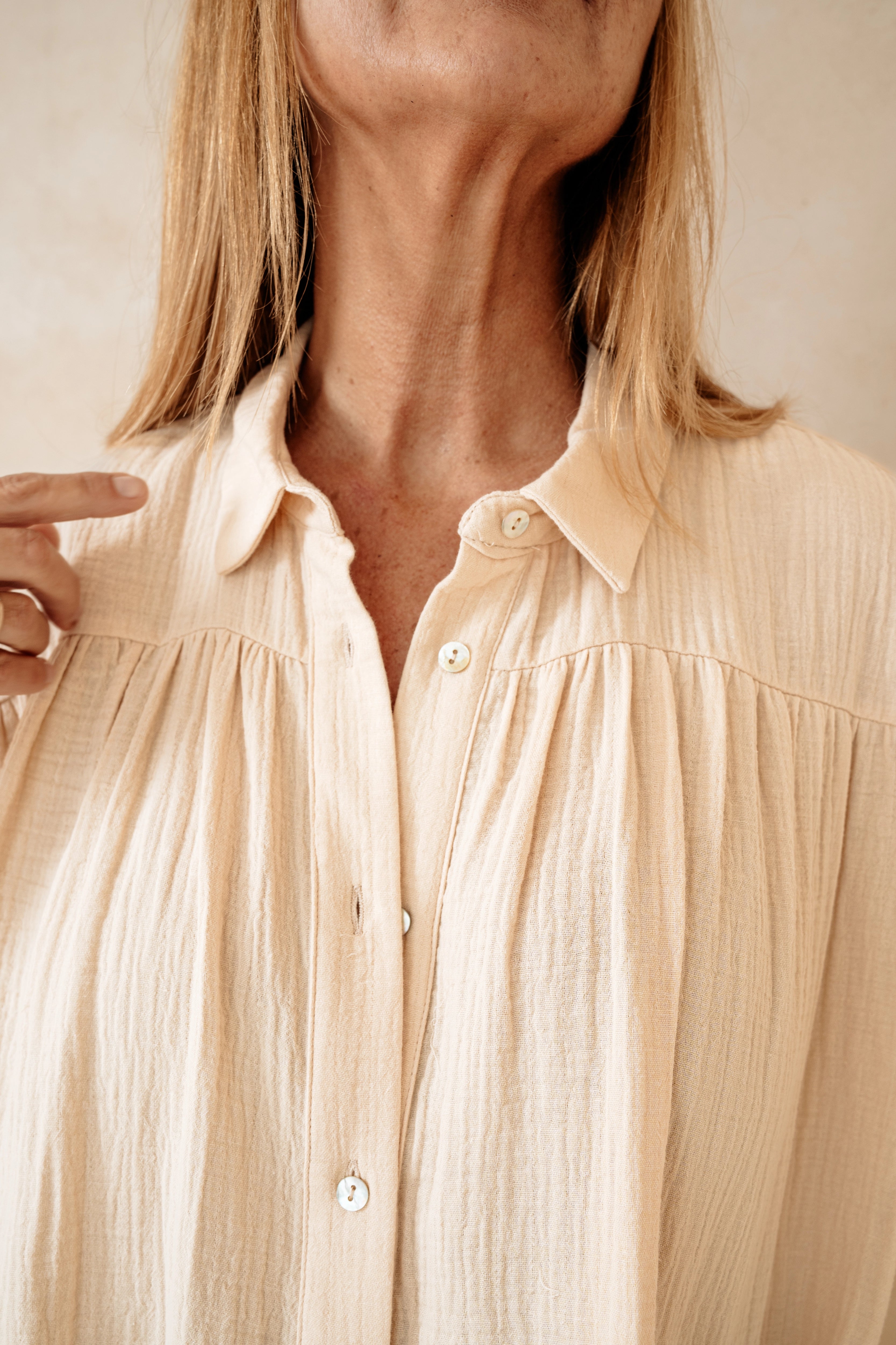 ABRIL - CAMISA BEIGE ALGODÓN