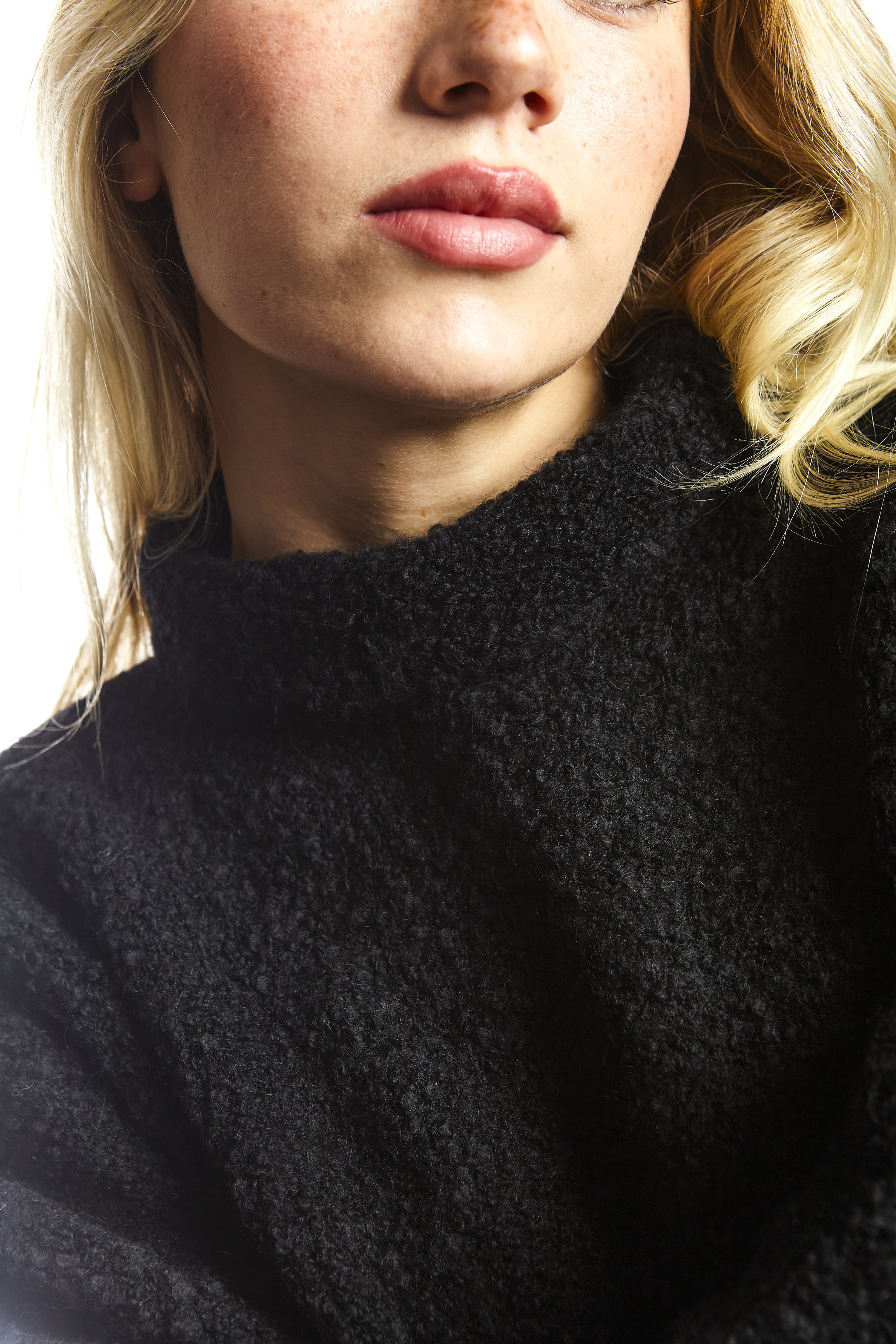 Jersey cuello cisne bouclé negro