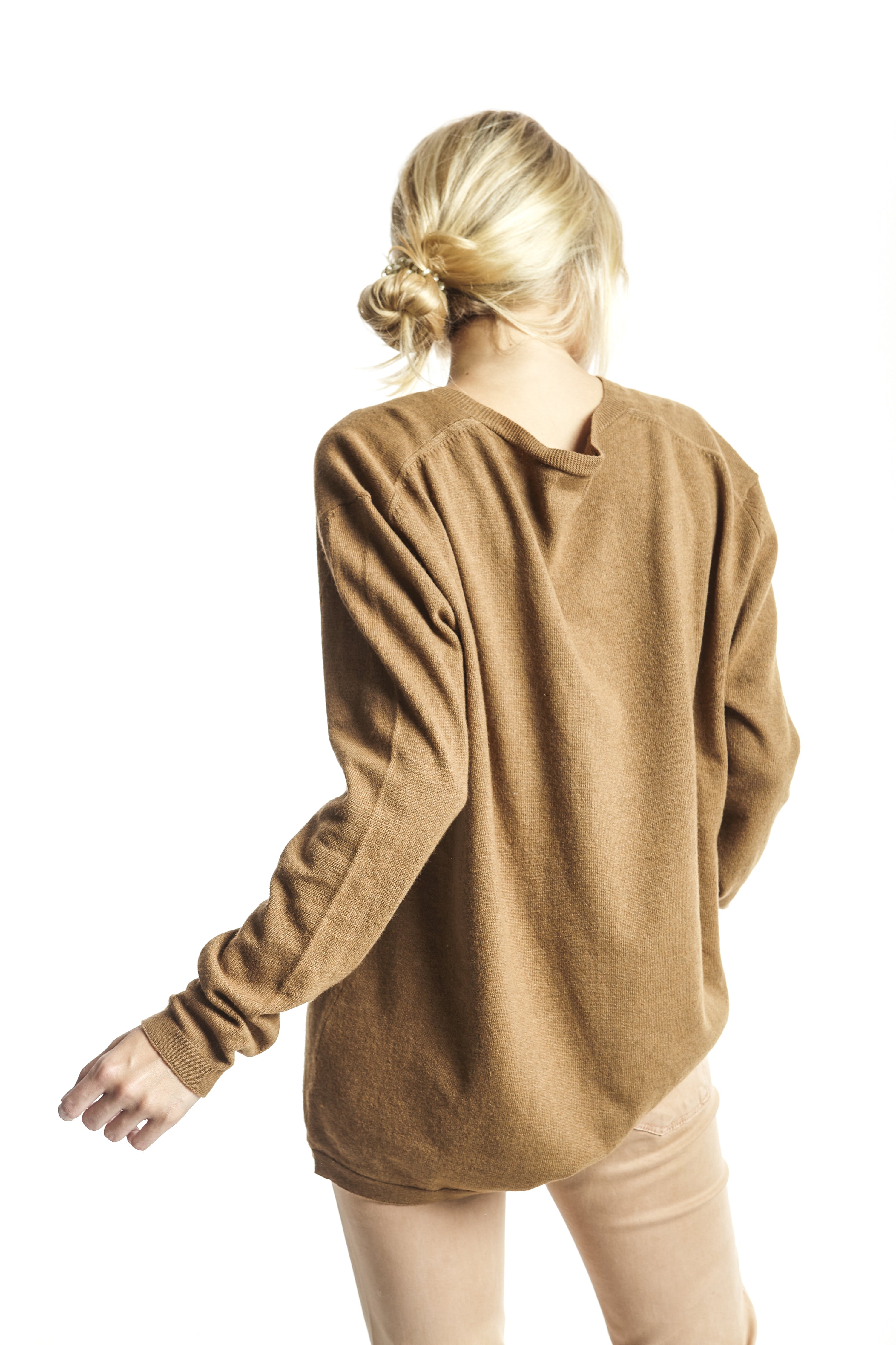 Jersey cuello pico en mixto cashmere Camel