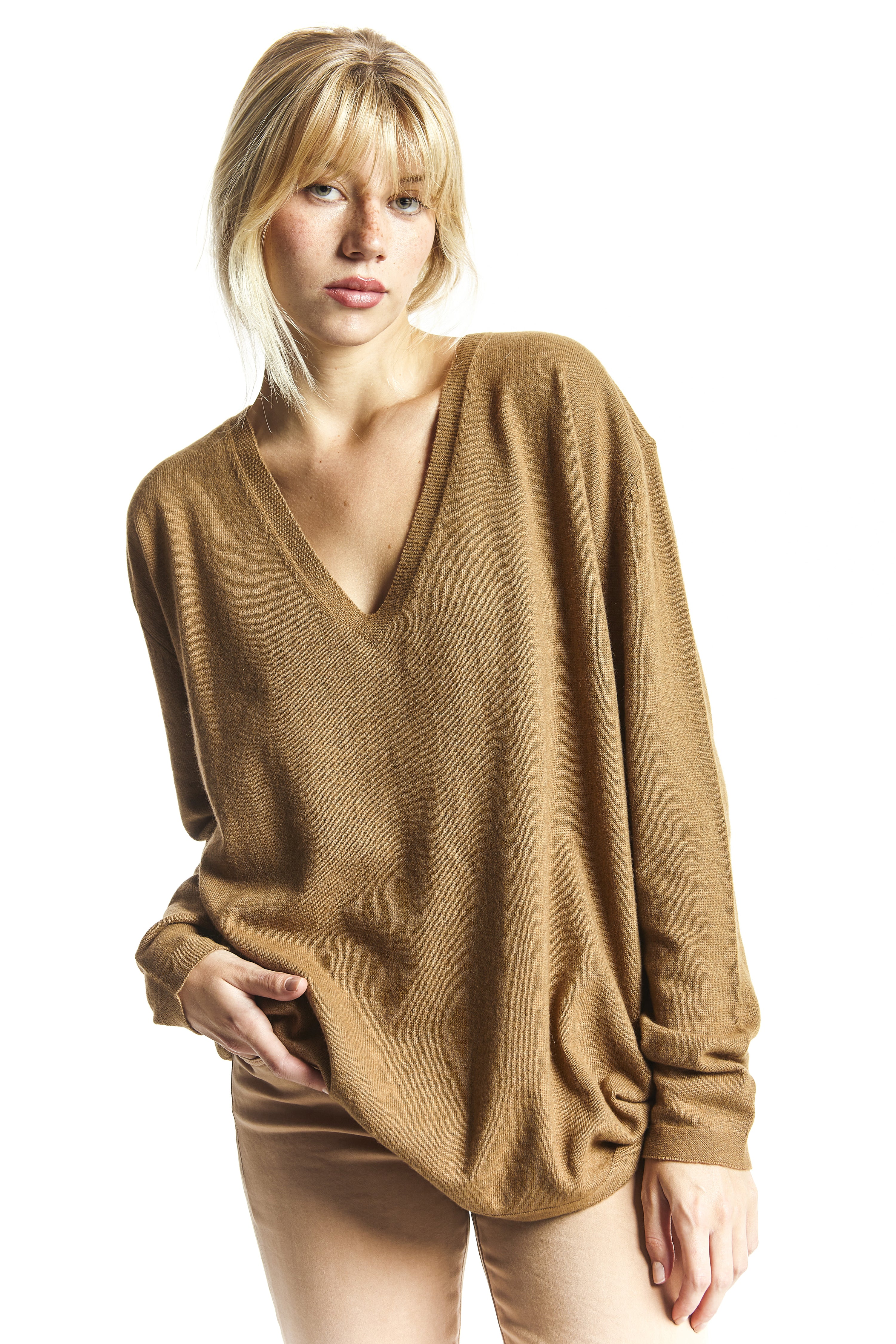 Jersey cuello pico en mixto cashmere Camel