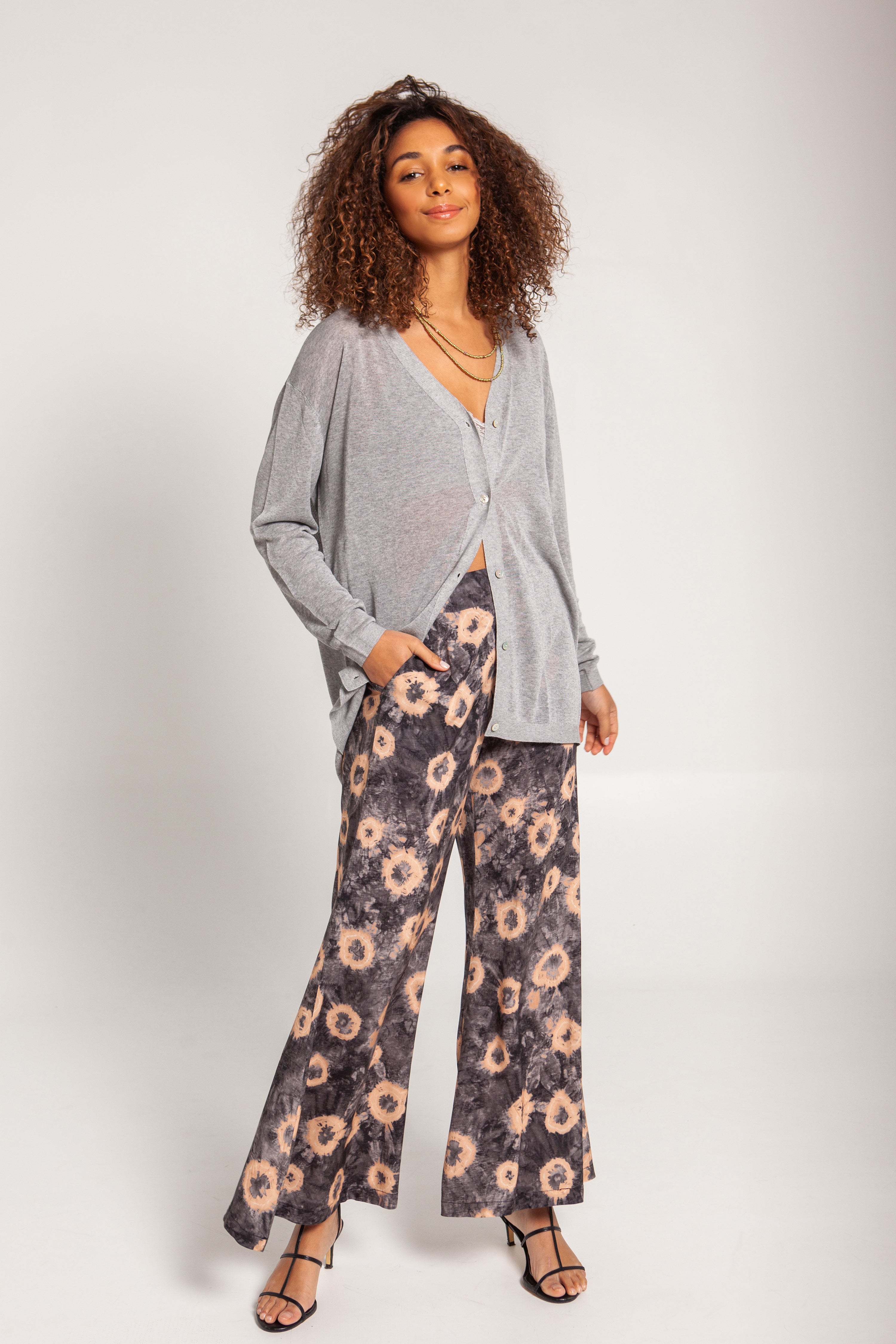 DEO - PANTALÓN ESTAMPADO NEGRO