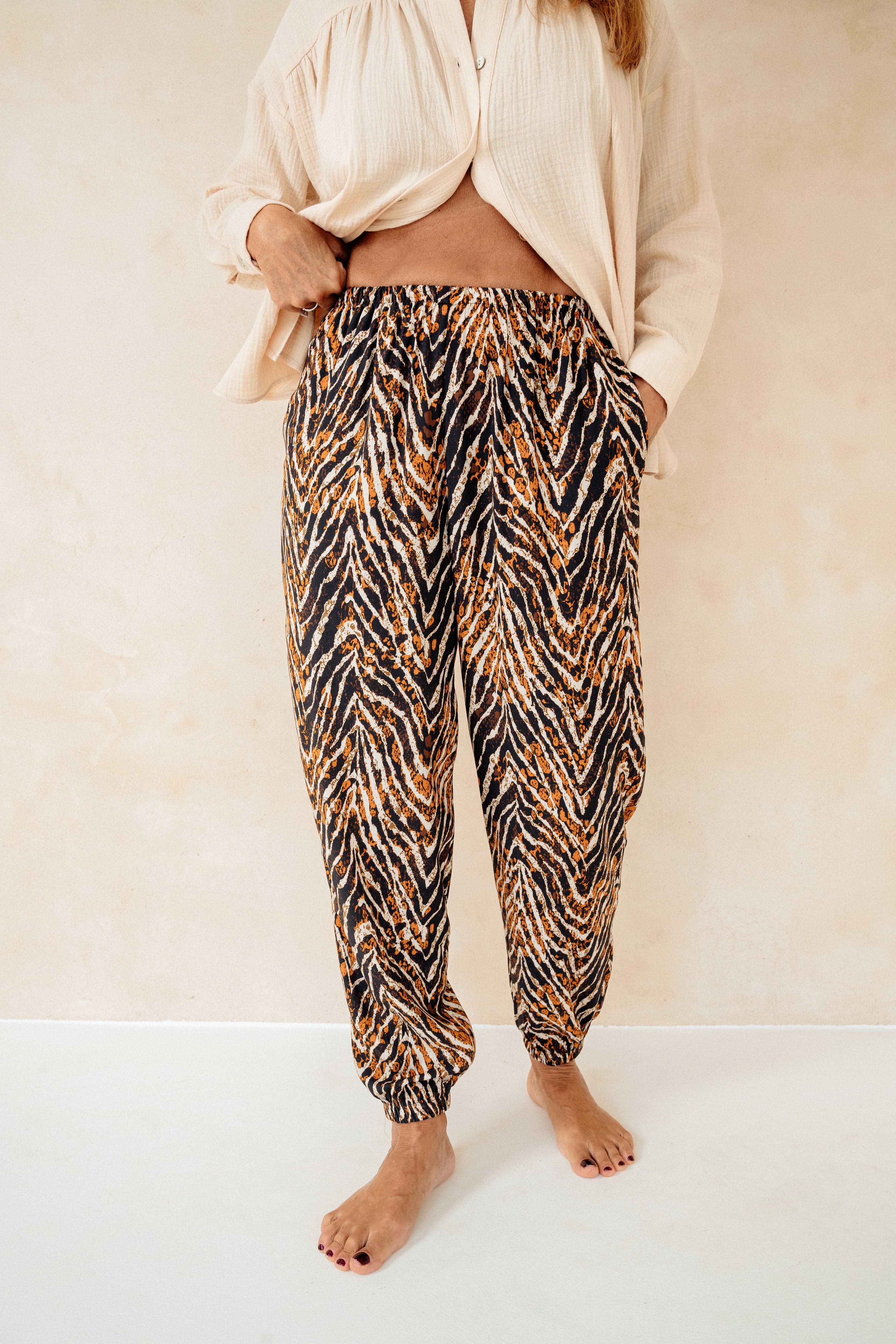 KIRAN - PANTALÓN TIGRE MARRÓN