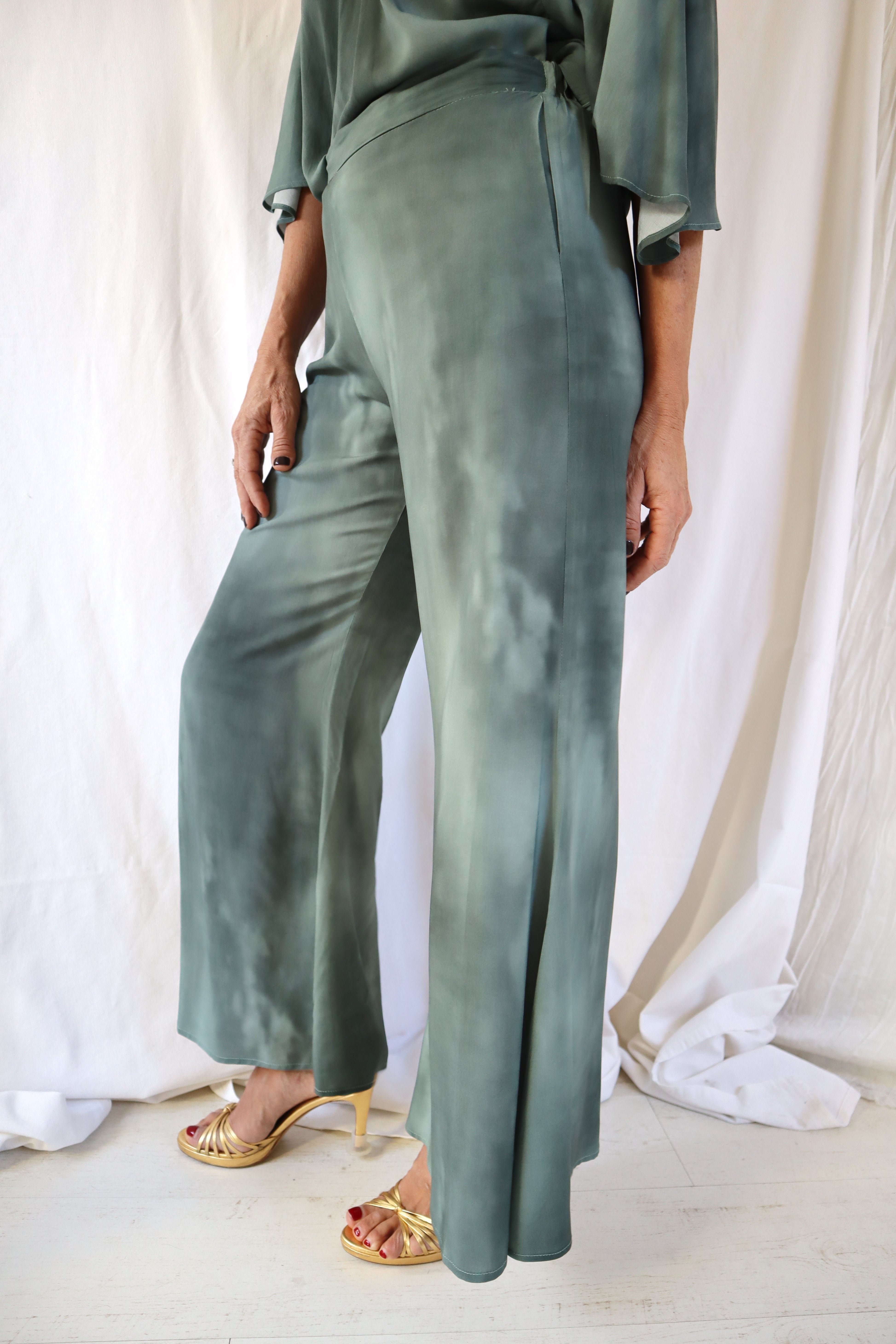 DEO - PANTALÓN ESTAMPADO VERDE