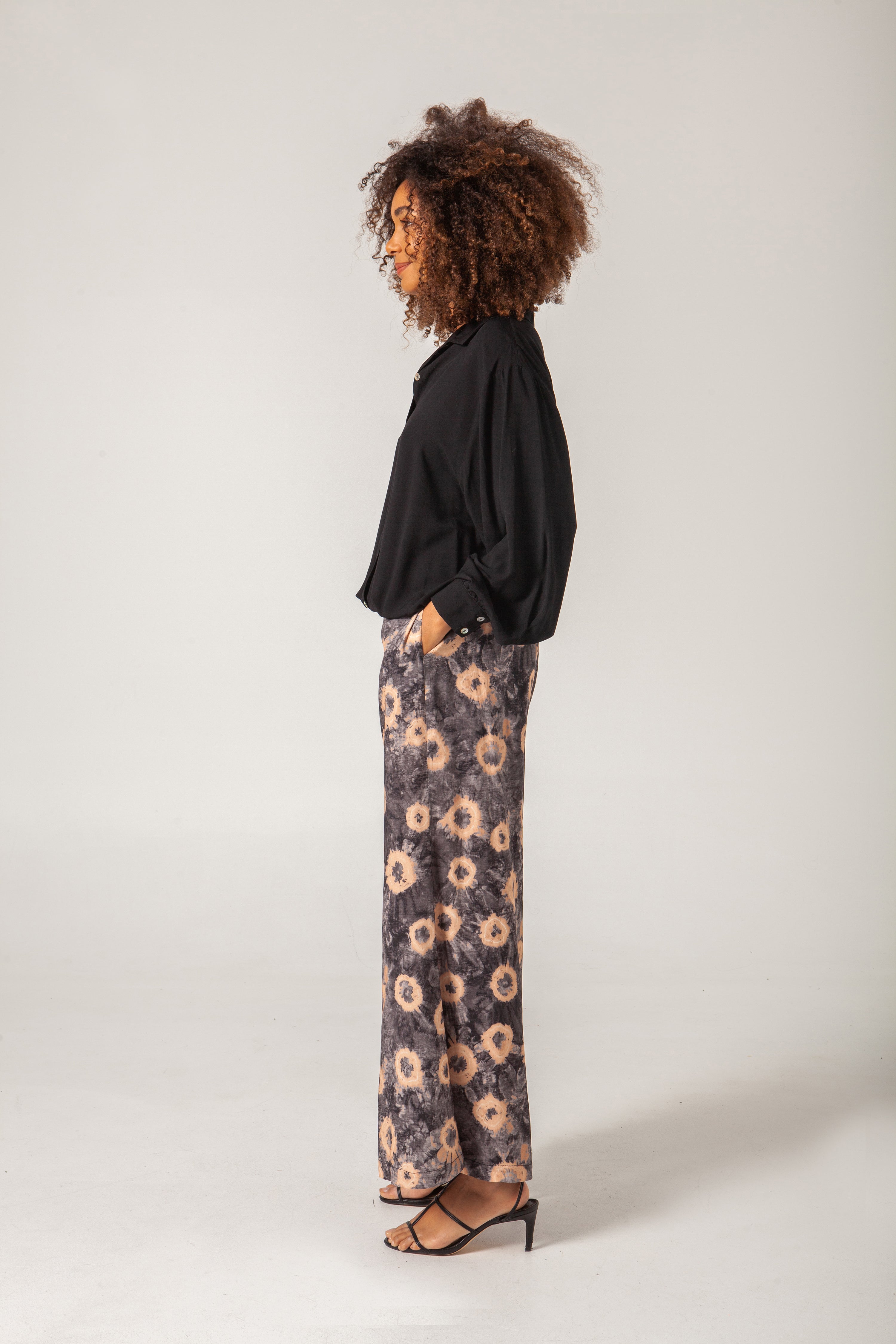 DEO - PANTALÓN ESTAMPADO NEGRO