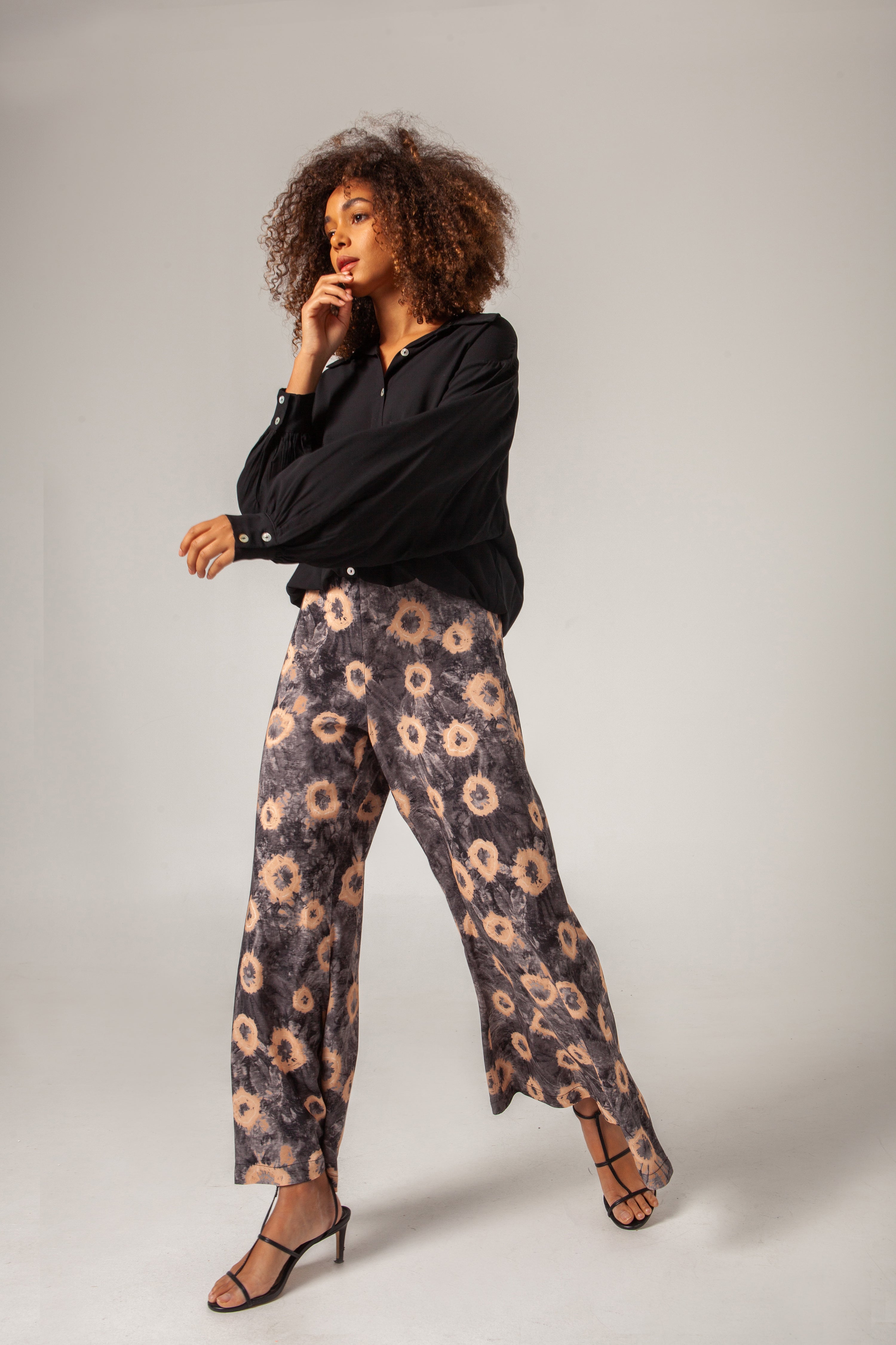 DEO - PANTALÓN ESTAMPADO NEGRO